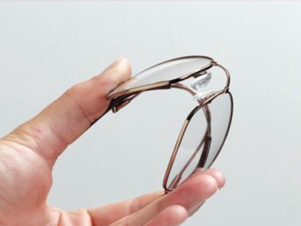 نمونه‌ای از یک عینک ساخته شده با فریمی از جنس آلیاژ دارای حافظه شکلی.