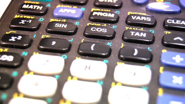 نمای نزدیک از دکمه های ماشین حساب مهندسی به همراه دکمه های توابع مثلثاتی