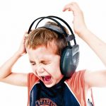 هدفون‌ ها چه زمان و چگونه به شنوایی آسیب می زنند؟