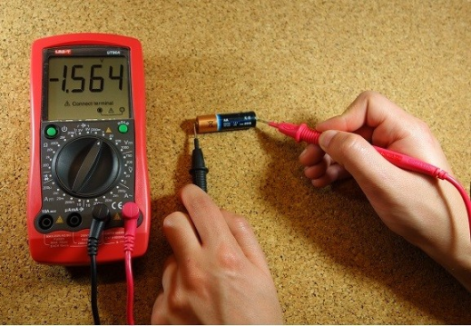 اندازه‌گیری ولتاژ دو سر باتری پس از تعویض جای پروب‌ها