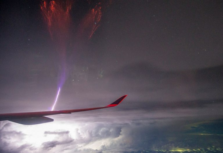 تصادم آذرخش و هواپیما — تصویر نجومی روز