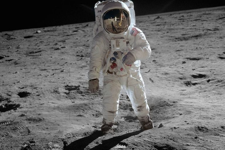 فرود انسان روی کره ماه — تصویر نجومی روز