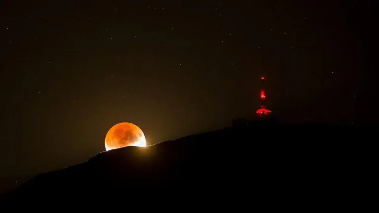 خسوف جزئی — تصویر نجومی روز