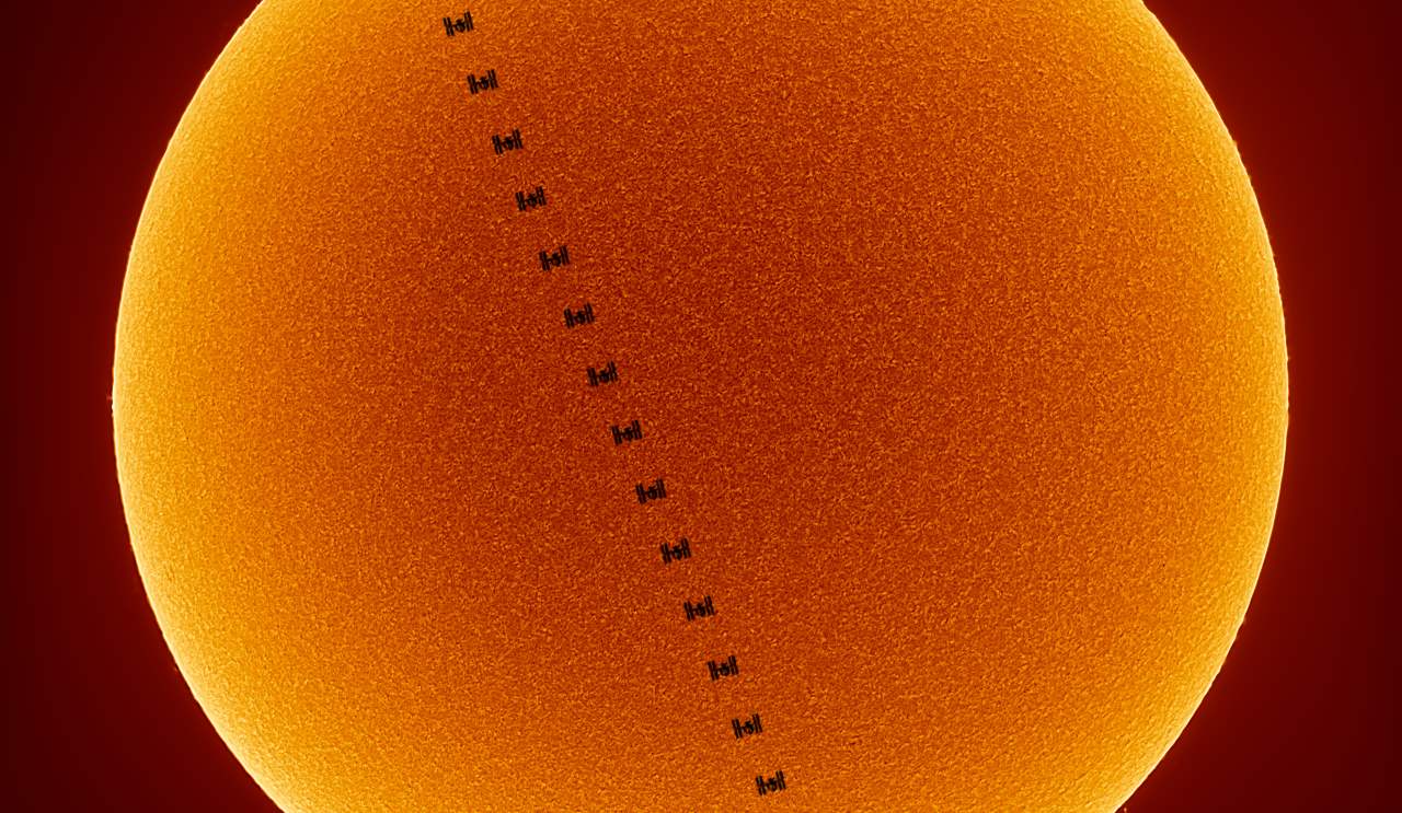 عبور ایستگاه بین‌المللی فضایی از مقابل خورشید — تصویر نجومی روز