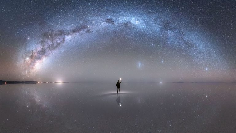 آینه غول آسا در دل کویر نمک — تصویر نجومی روز