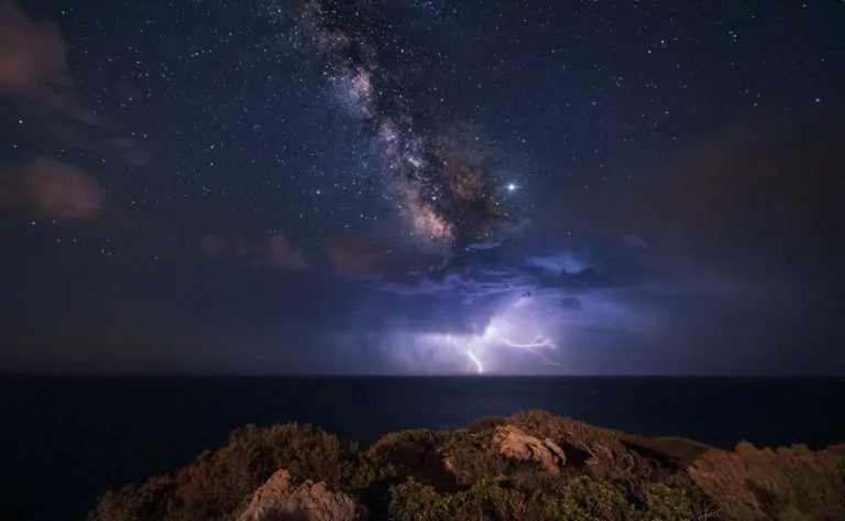 آسمان زیبای شب بر فراز فانوس دریایی — تصویر نجومی روز