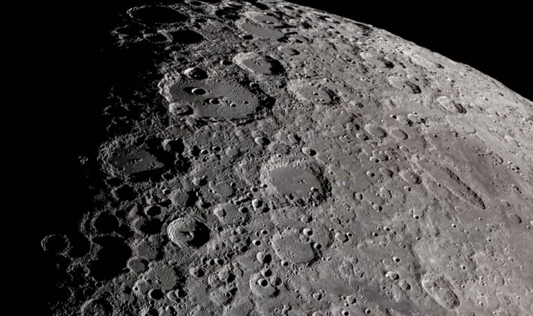 نمای جنوبی ماه — تصویر نجومی روز