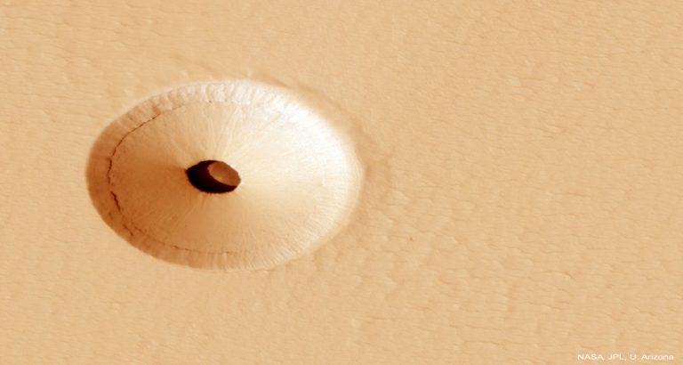 حفره ای عجیب روی سطح مریخ — تصویر نجومی روز