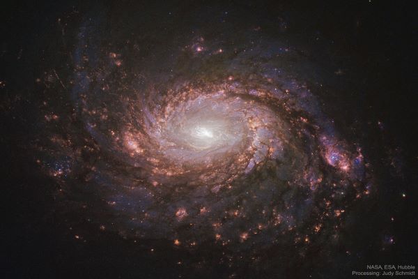 کهکشان مارپیچی ام ۷۷
