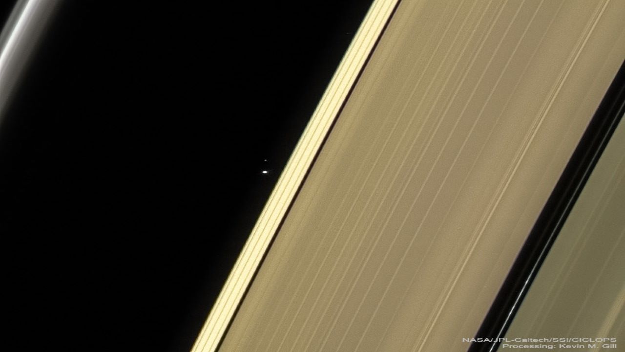 زمین و ماه در میان حلقه های زحل — تصویر نجومی روز