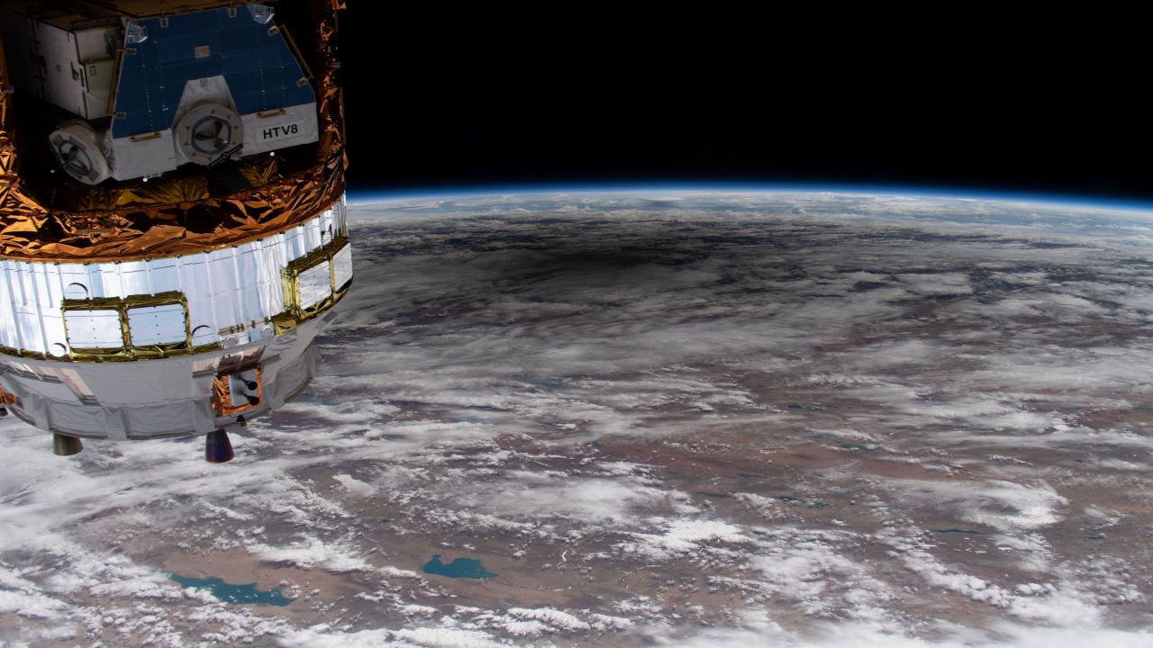 خورشیدگرفتگی زیر ایستگاه فضایی بین المللی — تصویر نجومی روز