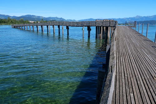 پل چوبی بر روی دریاچه زویخ
