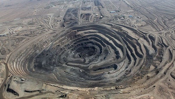 معدن روباز سنگ آهن چادرملو، یکی از بزرگترین معادن آهن ایران واقع در استان یزد