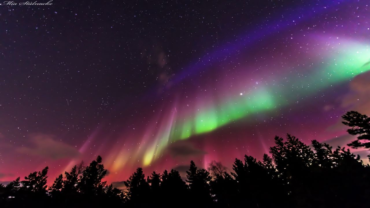 شفق قطبی بر فراز سوئد — تصویر نجومی