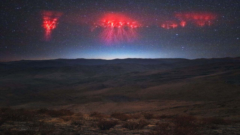 آذرخش شبح قرمز بر فراز رشته کوه آند — تصویر نجومی