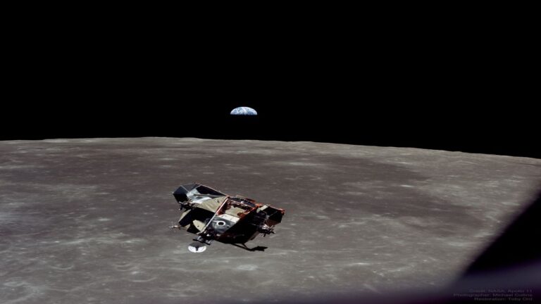 تصویری از کره ماه و زمین در ماموریت آپولو ۱۱ — تصویر نجومی