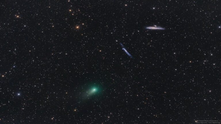 دنباله دار اطلس و کهکشان های چوب هاکی و نهنگ — تصویر نجومی