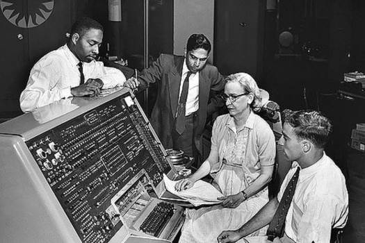 تصویری از طراحان زبان برنامه نویسی COBOL در حال کار روی ساخت آن
