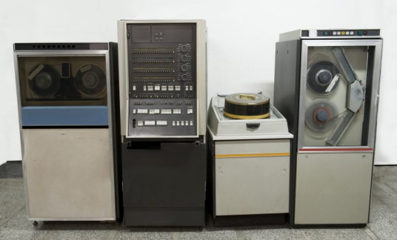 تصویر یک کامپیوتر Mainframe قدیمی که با استفاده از زبان برنامه نویسی COBOL برای آن اپلیکیشن های تجاری توسعه داده می‌شد. 