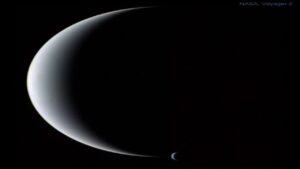 هلال نپتون و تریتون — تصویر نجومی
