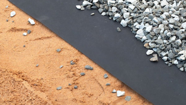 ژئوتکستایل، یکی از پرکاربردترین مواد ژئوسنتتیک مورد استفاده برای بهسازی خاک است.