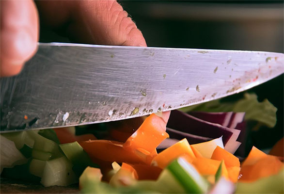 خرد کردن سبزیجات با استفاده از چاقویی تیز - گوه چیست