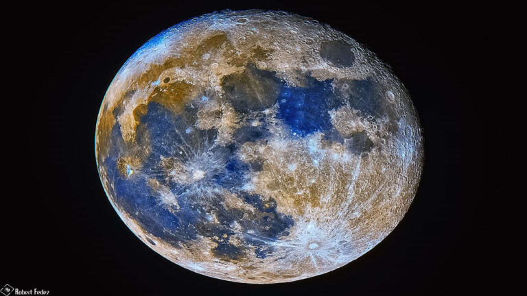 ماه آبی در رنگ های اغراق آمیز — تصویر نجومی