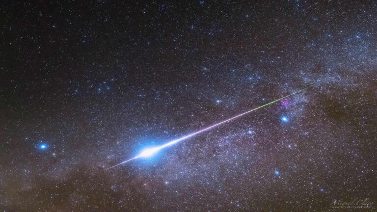 شهاب درخشان در آسمانی پرستاره — تصویر نجومی