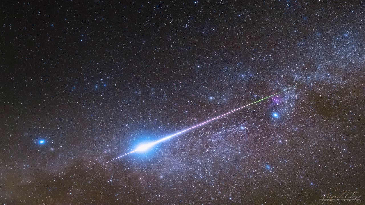 شهاب درخشان در آسمانی پرستاره — تصویر نجومی