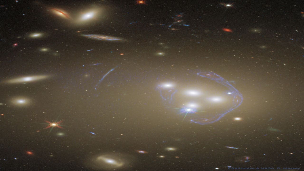 عدسی گرانشی خوشه آبل ۳۸۲۷ — تصویر نجومی