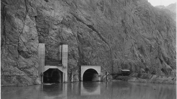 دهانه ورودی تونل انحراف آب موقت در پشت یک سد