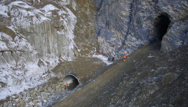 تونل‌های دسترسی و زهکشی در یک ورودی یک معدن زیرزمینی