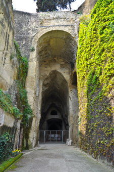 نمایی از ورودی تونل تاریخی پاسیلیپو