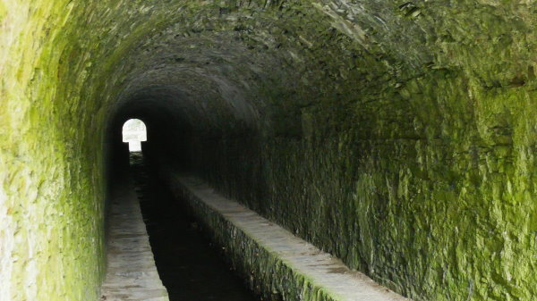 نمونه‌ای از یک تونل انتقال آب با طول کم که به عنوان بخشی از سیستم آب‌رسانی عمل می‌کند.