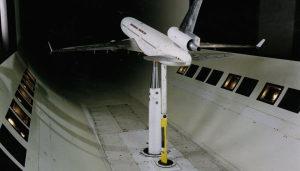 نمونه‌ای از تونل باد مورد استفاده در ناسا برای آزمایش عملکرد مدل فیزیکی هواپیما با مقیاس کوچک در برابر جریان هوا