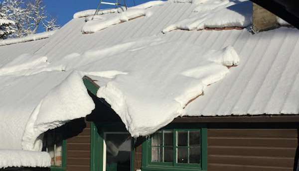 لغزش توده برف از روی بام شیب‌دار می‌تواند در اثر افزایش انباشتگی، تابش نور آفتاب یا وزن باشد.