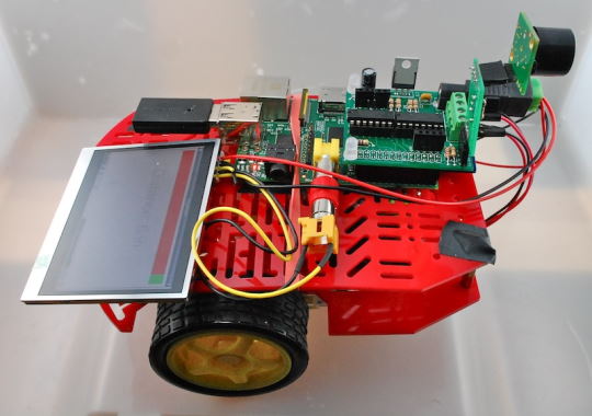 تصویر مربوط به ربات ساخته شده با پایتون با استفاده از دستورالعمل‌های کتاب Raspberry Pi Cookbook
