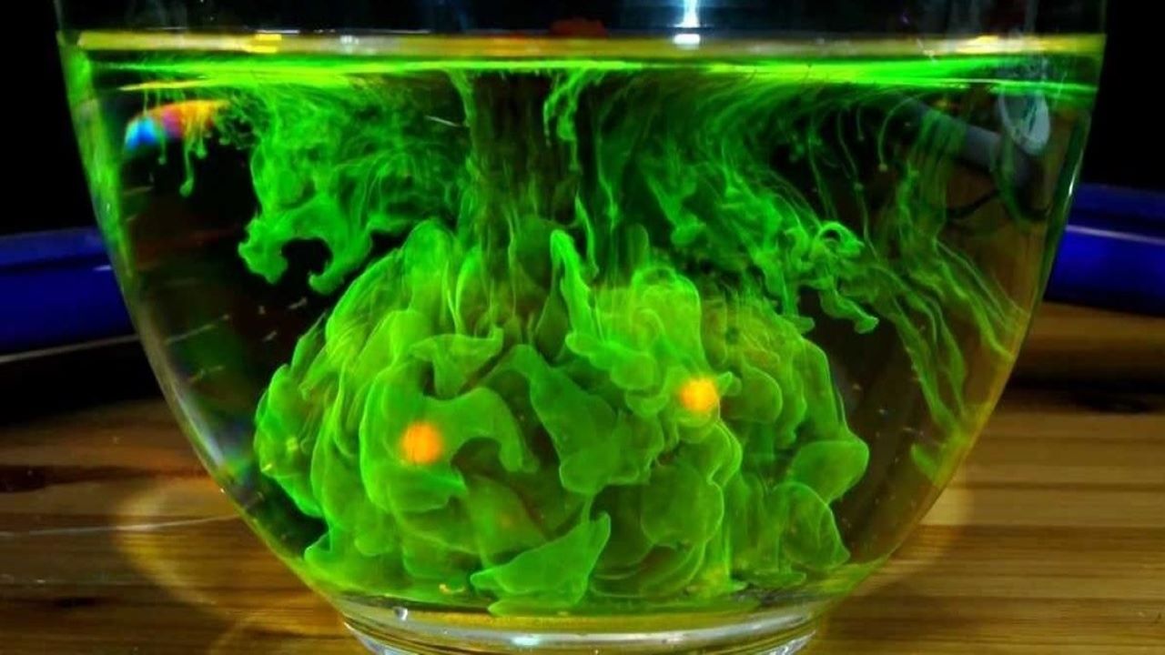 ساخت ابرهای سبز رنگ فلورسنت با محلول فلورسین — ویدیوی علمی