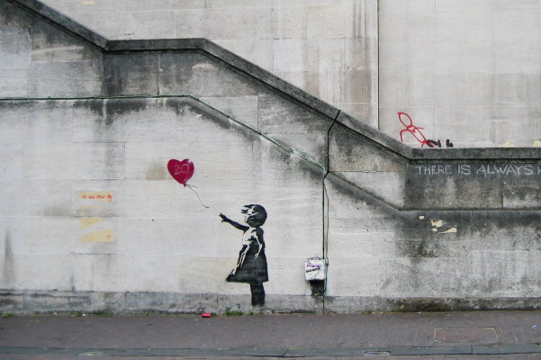 دختری با بادکنک، یکی از مشهورترین گرافیتی‌‌های دنیا اثر بنکسی