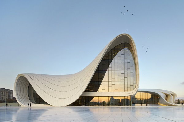 مرکز فرهنگی حیدر علیف در باکو (یکی از هنرهای هفتگانه جهانی)