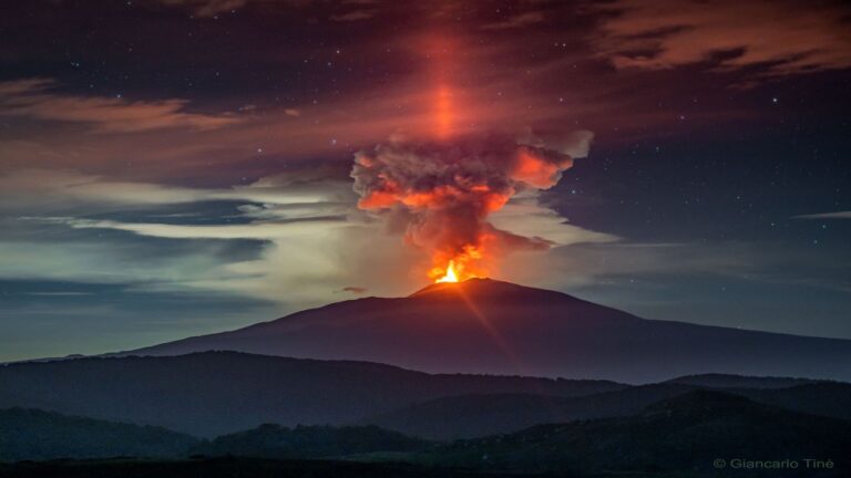ستونی از نور بر فراز کوه آتشفشان اتنا — تصویر نجومی