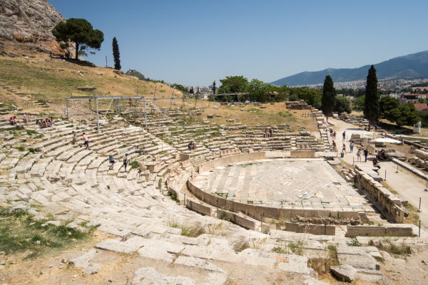 تئاتر دیونوسوس آتن یونان، اولین محل برگزاری تئاتر