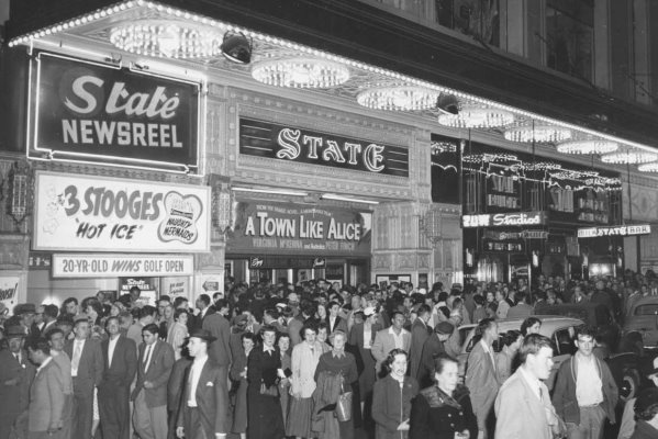 ازدحام مردم در ورودی سالن‌های نمایش فیلم، دهه 1950 میلادی (دهه 1330 شمسی)
