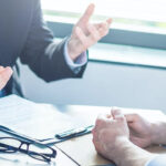 اصول و فنون مذاکره در فروش – تکینک‌ها و استراتژی هایی که باید بدانید