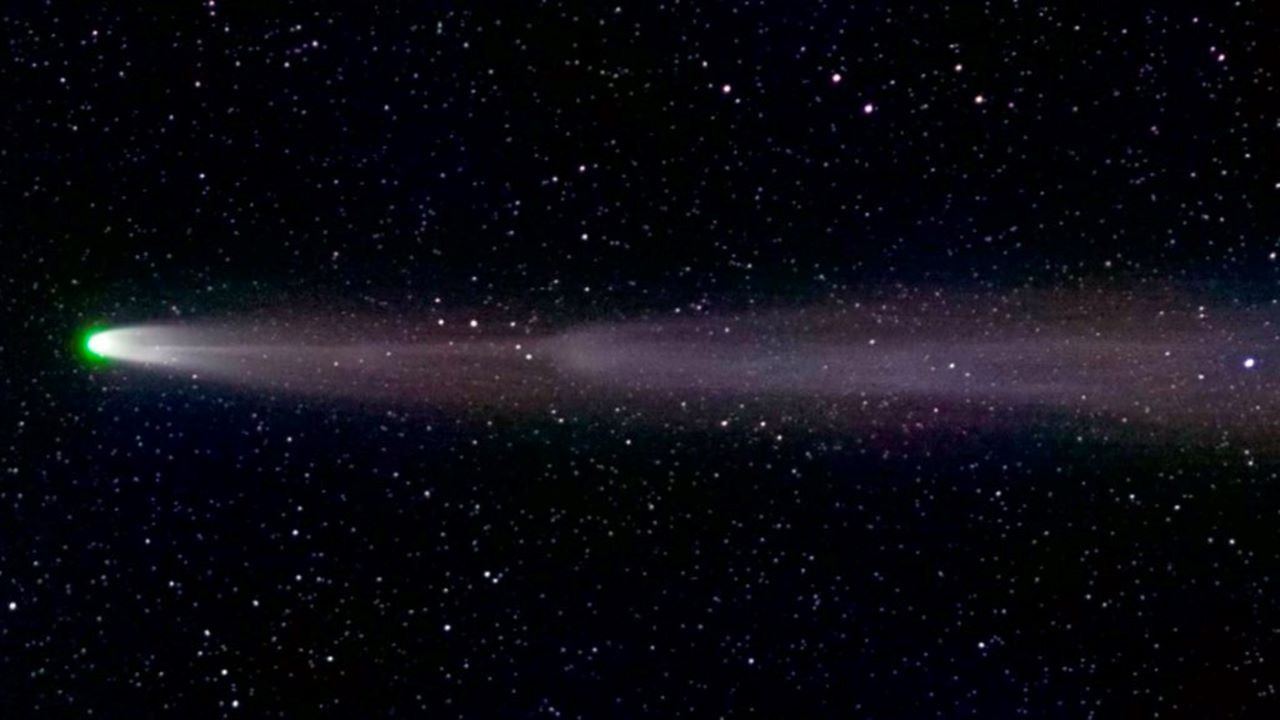 تکان خوردن دنباله ستاره دنباله دار لئونارد — تصویر نجومی