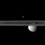 قمرها آن سوی حلقه های زحل – تصویر نجومی