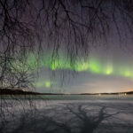 شفق قطبی بر فراز دریاچه یخ زده – تصویر نجومی