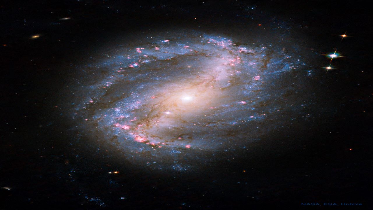 کهکشان مارپیچی میله ای NGC 6217 — تصویر نجومی