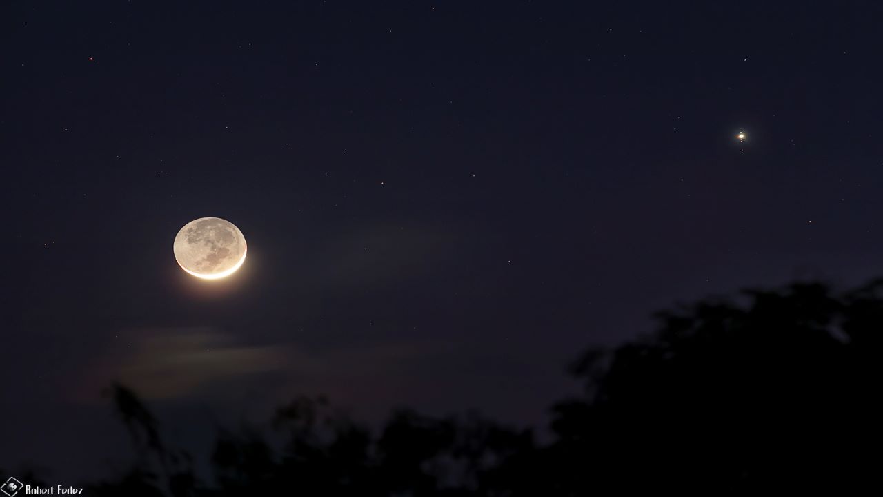 قمرها در آسمان گرگ و میش — تصویر نجومی