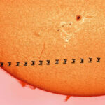 عبور ایستگاه فضایی از مقابل خورشید فعال – تصویر نجومی